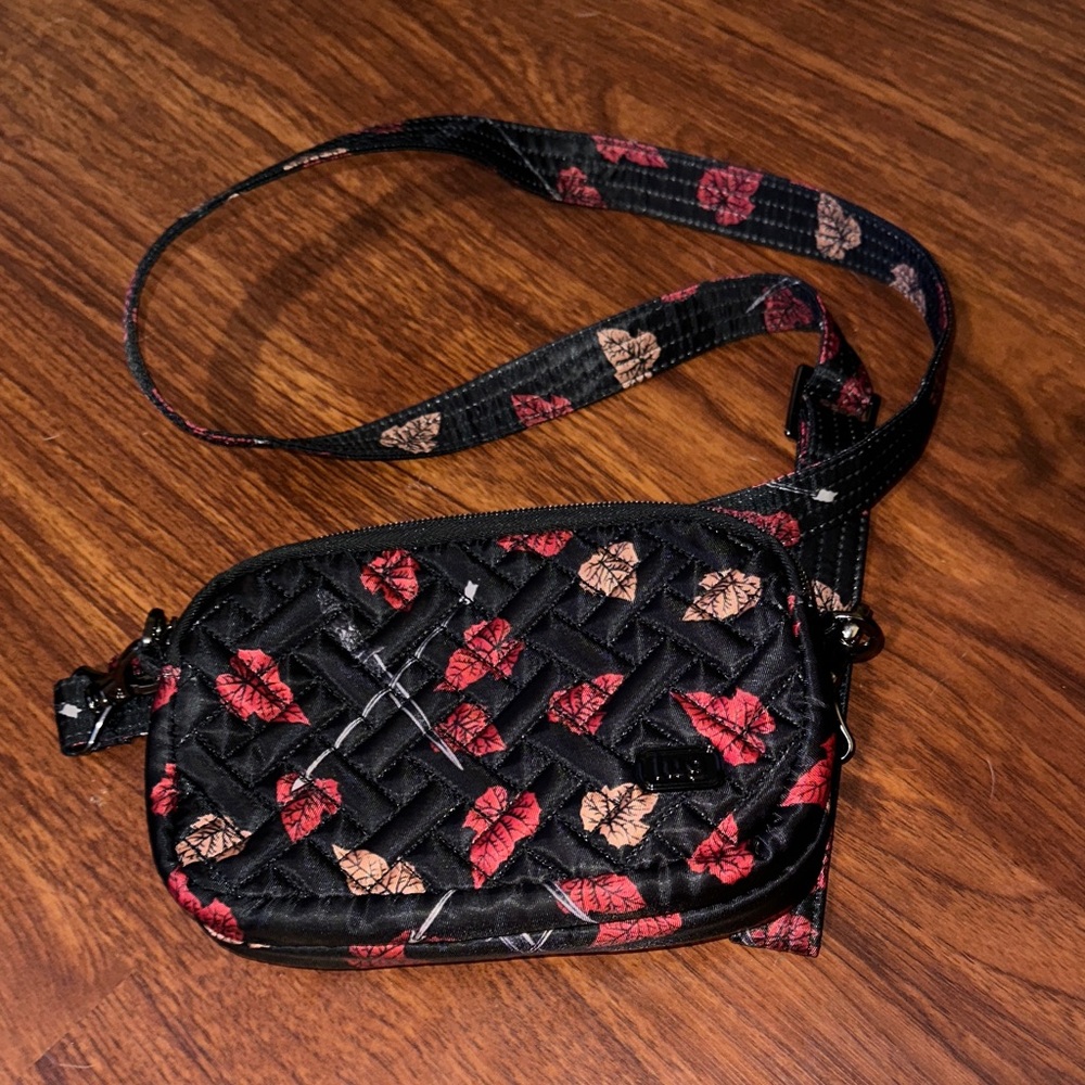 Lug coupe Black and Red leaves Print Crossbody Bag w belt loops